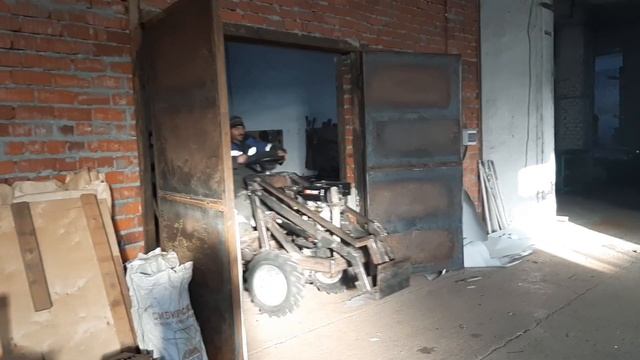 Полноприводный минитрактор с фронтальным погрузчиком и задней навеской. смотреть онлайн