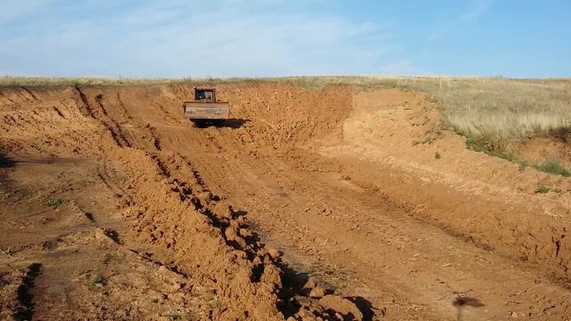 Разработка грунта c перемещением до 50 метров ДТ 75 смотреть онлайн