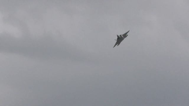 F-22 Raptor Full Afterburner Take Off and climb at RAF FAIRFORD. смотреть онлайн