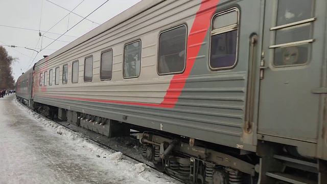 ЭП 1-289 прибывает со скорым поездом №144, сообщением Вологда-Мурманск, на ст.Апатиты, 12.03.2022г. смотреть онлайн