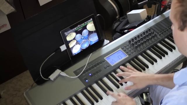 Using a MIDI keyboard with iPad via USB смотреть онлайн