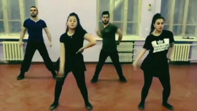 Танец "Skibidi" смотреть онлайн