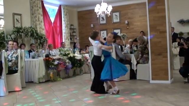 ВАЛЬС. Дети танцуют на свадьбе. смотреть онлайн