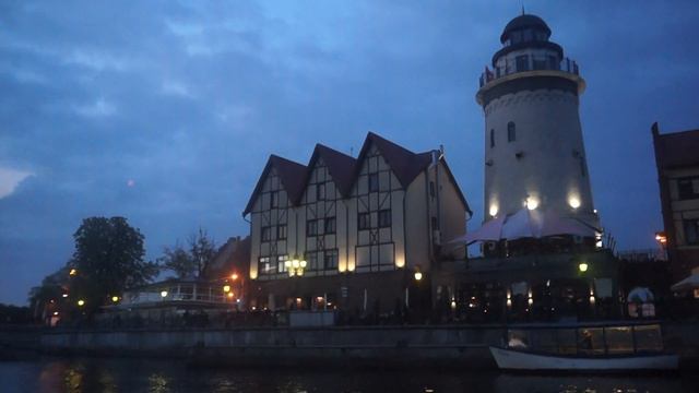 Вид на Кенигсбергский Кафедральный собор, Рыбную деревню и гостиницу Кайзерхоф с реки Преголя смотреть онлайн