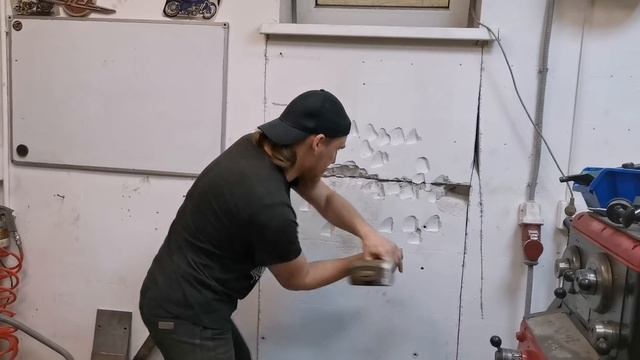 ЛОМАЮ СВОЙ ДОМ! На сколько крепок дом из пеноблока? (Vlog) смотреть онлайн