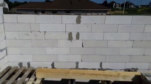 Укладка мауэрлата на газоблок.