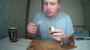 Ем сало с хлебом