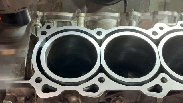 Запчасти в работе: фрезеровка плоскости блока двигателя 3.5л бензин VQ35DE от Nissan Murano смотреть онлайн