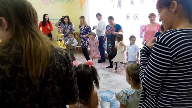 Танец с мамами в детском саду "Хоровод друзей" смотреть онлайн