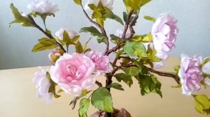 Сакура-бонсай с цветами и листьями из атласных лент