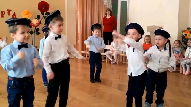 на палубе матросы, танцуют матросы)) смотреть онлайн