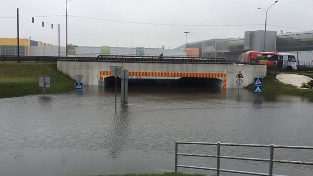 Тоннель у "Меги" после дождя. смотреть онлайн