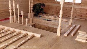 Прямая деревянная лестница на второй этаж.