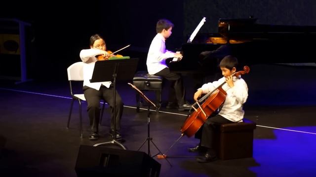 Frank Bridge Valse Russe - Kovar Piano Trio смотреть онлайн