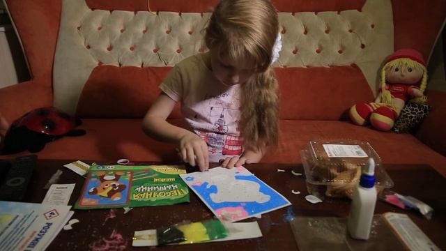 Ліза робить малюнок з піску. Цветной песок, трафареты,раскраска цветным песком смотреть онлайн