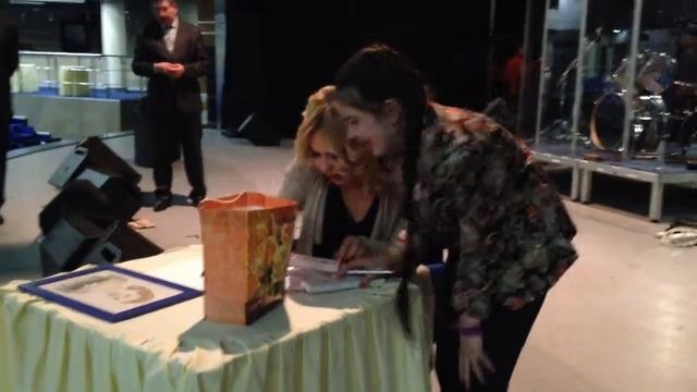 После концерта с певицей Пелагеюшкой,подарила подарок, "Агонь". смотреть онлайн