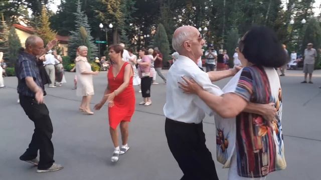 МИЛЫЙ ХАРЬКОВ!???/ТАНЦЫ В ПАРКЕ ГОРЬКОГО ХАРЬКОВ ИЮНЬ 2021 смотреть онлайн