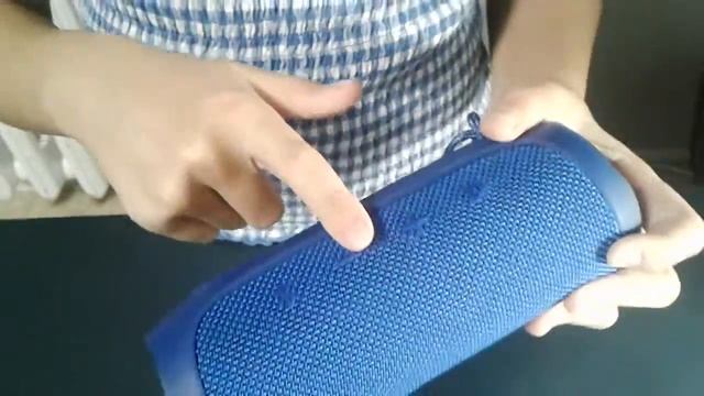 Распаковка портативной колонки JBL Flip 4 и мобильного телефона Philips Xenium смотреть онлайн