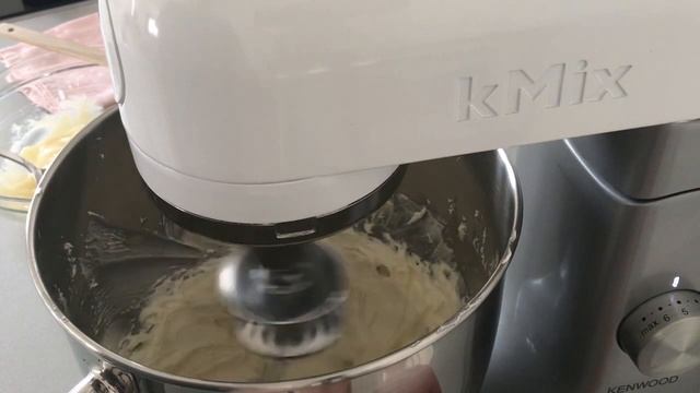 HOW TO MAKE COOKED FLOUR BUTTERCREAM FROSTING- Vanilla Ermine Frosting With Vanilla Cupcakes