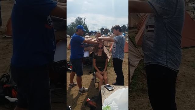 Как поднять человека на пальцах смотреть онлайн