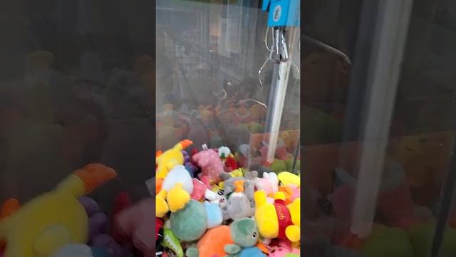 Играем в аппарате хватайка в Москве на 200 рублей .Полный обман смотреть онлайн