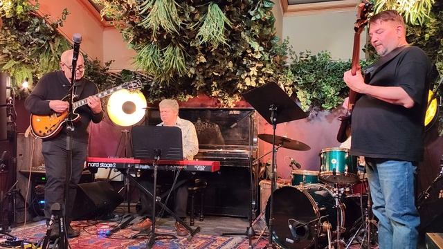 Мукуч Суджян в джаз клубе Алексей Козлов в Москве смотреть онлайн