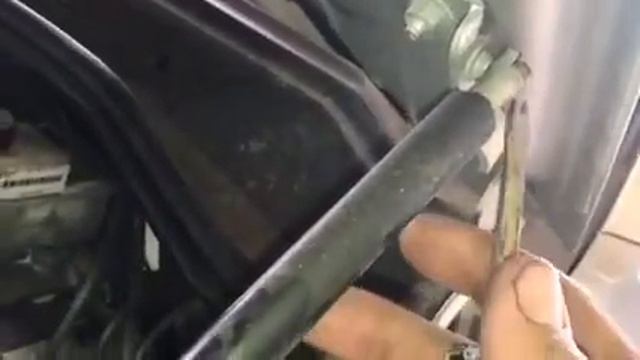Hood strut removal and replacement смотреть онлайн