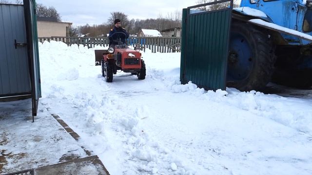 Избавляемся от снега во дворе смотреть онлайн