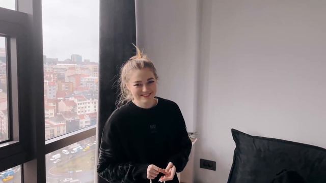 СКИЛЛЗОР СПИТ В НОГАХ СВОЕЙ ДЕВУШКИ смотреть онлайн