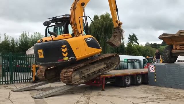 Loading a JCB JS130LC Excavator смотреть онлайн