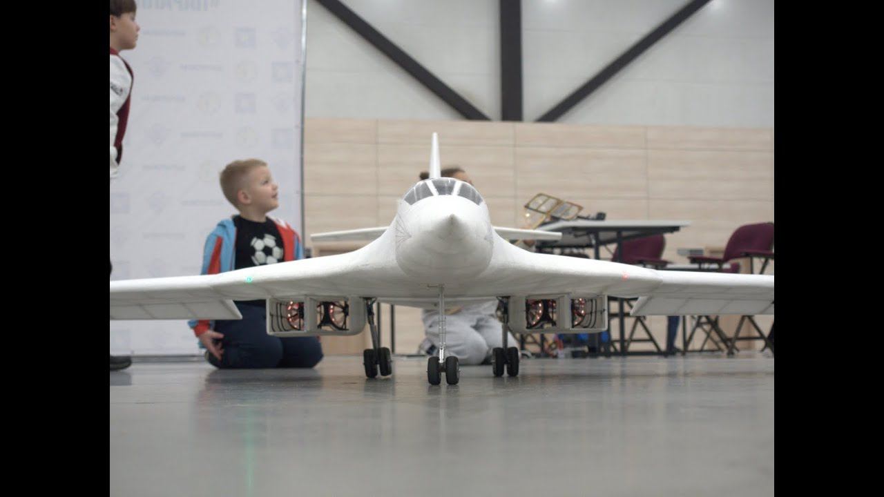 Видеокамера зафиксировала аварию большого самолёта на радиоуправлении... смотреть онлайн