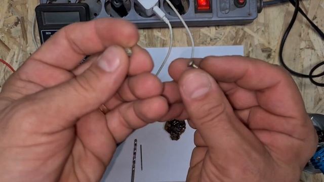 ЗАРЯДНОЕ устройство для 18650 из старого фонарика своими руками