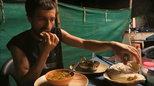 108.1 Ужин индийским сыром панир с овощами в недорогом кафе в Гоа Арамболь. Чудеса индийской кухни смотреть онлайн