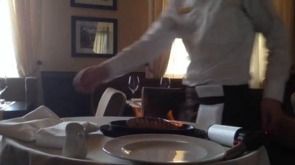 Процесс фламбирования в ресторане Flamber