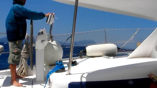 штормовой ветер 4 - 5 баллов на катамаране смотреть онлайн