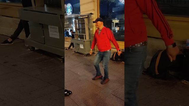 Танцор Майкл выступает на Ночном проспекте... смотреть онлайн