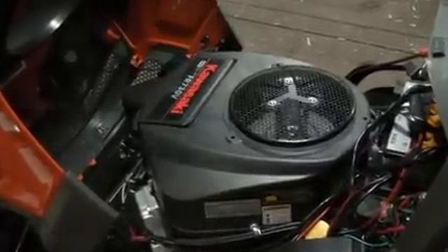 Мини трактор Husqvarna YTH224. Обзор, тест-драйв, уборка снега щеткой смотреть онлайн
