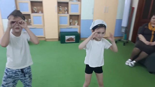 Праздник всех солдатов наших —Вот что значит этот день! смотреть онлайн