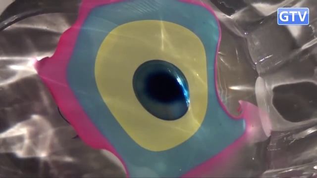 Рисунки лаком на поверхности воды - физические опыты смотреть онлайн