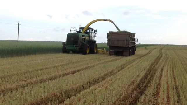 John Deere SPFH 7250 and 445 header harvesting rye at Odessa region смотреть онлайн