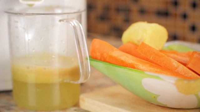 ОРАНЖЕВЫЙ СМУЗИ ИЗ БАНАНА И ЯБЛОКА. Банановый смузи в блендере! смотреть онлайн