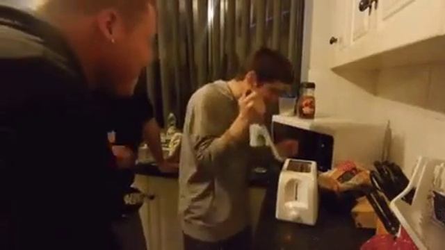 Засунули железо в микроволновку смотреть онлайн