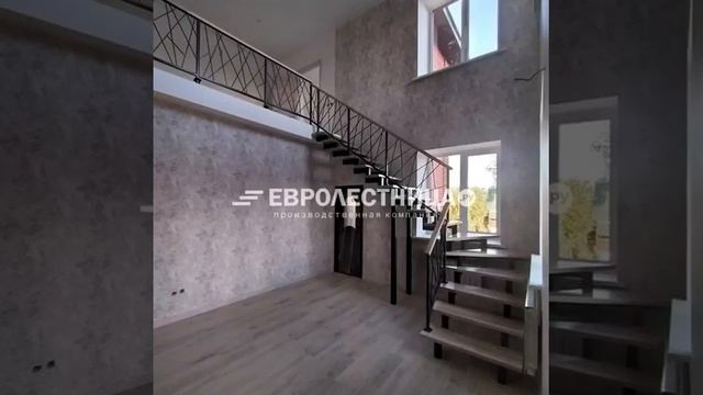 Лестница на металлическом каркасе с перилами в стиле LOFT ХАОС Лестница на второй свет. Дуб ступени смотреть онлайн