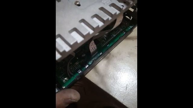 Автомагнитола SWAT MEX-2430UB Не включается. смотреть онлайн