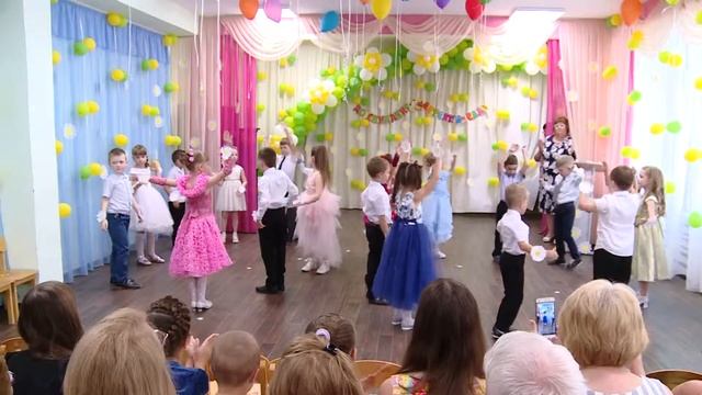 Танец "А ромашковое поле зацвело" смотреть онлайн