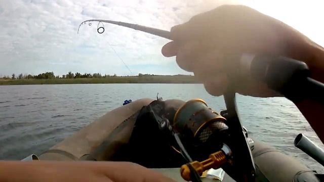 Ловля хищника с лодки в коряжнике. Щука и окунь на джиг в июле. смотреть онлайн