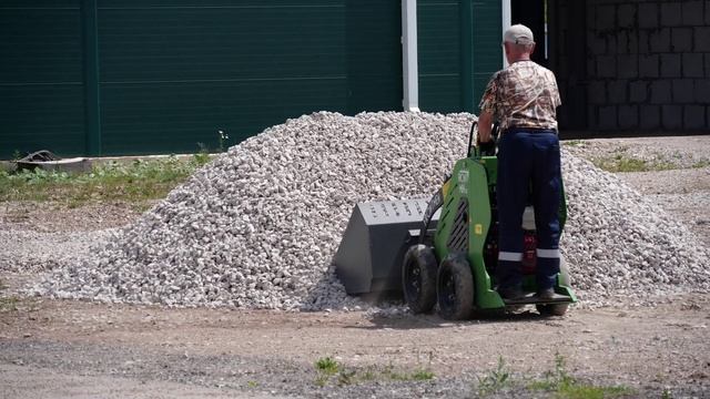 День строителя – 2023: мини-погрузчик FRONTMEN перевозит щебень смотреть онлайн