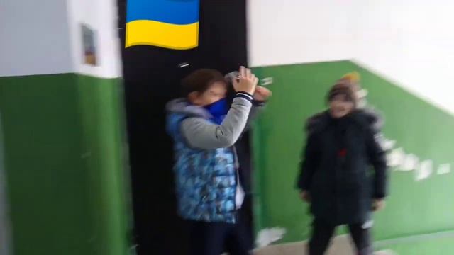 Жили у бабуси два весёлых гуся адин жолтый адин синий... смотреть онлайн