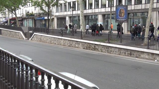 Париж... Типичная уличная сценка современного Парижа............20120508152942 смотреть онлайн