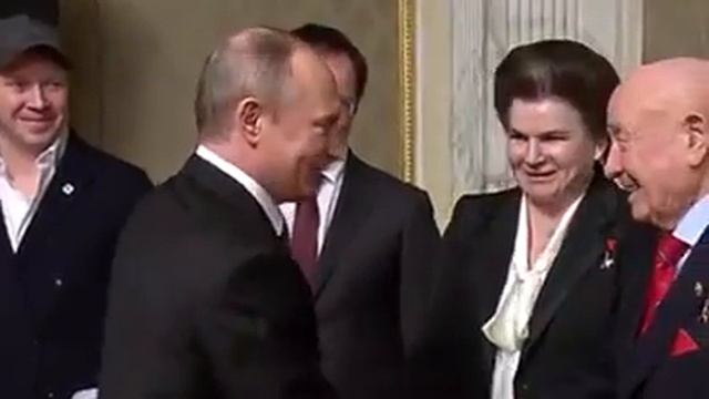 Мединский после рукопожатия, сильно вздыхает, облизывает губы и ехидно улыбается... смотреть онлайн